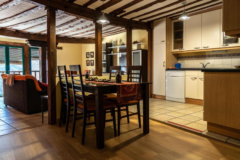 cocina con mesa y sillas en una habitación en Apartamento La Hoz, en Cuenca
