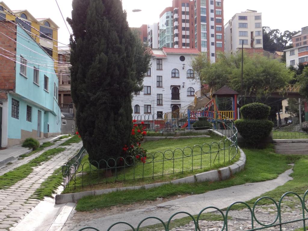 einen Park mit einem Baum und einem Zaun in der Unterkunft Hostal Bivouac in La Paz