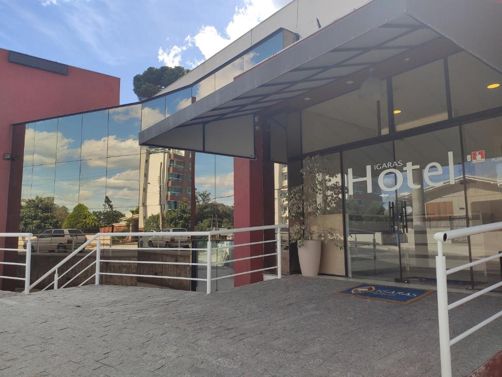 un bâtiment avec un panneau d'hôtel à l'avant dans l'établissement Igaras Hotel, à Otacílio Costa