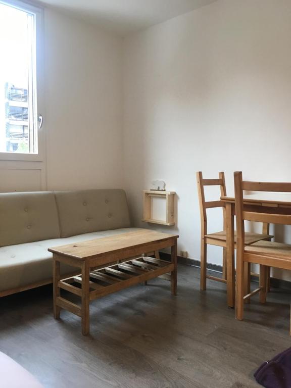 サン・シャフレにあるStudio des Eterlousのリビングルーム(ソファ、木製椅子2脚付)