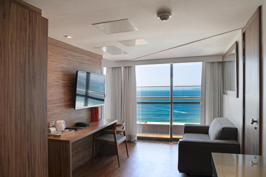 TV a/nebo společenská místnost v ubytování Arena Leme Hotel