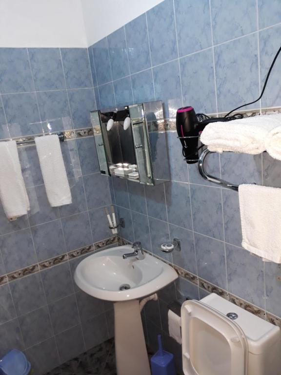 Koupelna v ubytování Drini Hotel