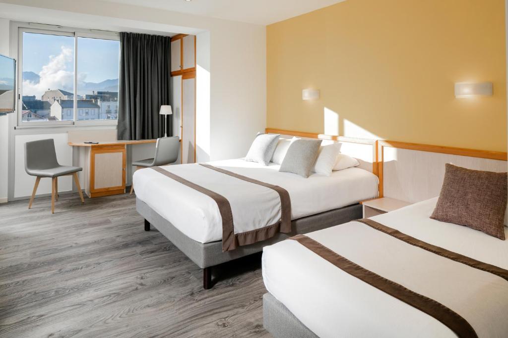Postel nebo postele na pokoji v ubytování Hotel Du Commerce Spa