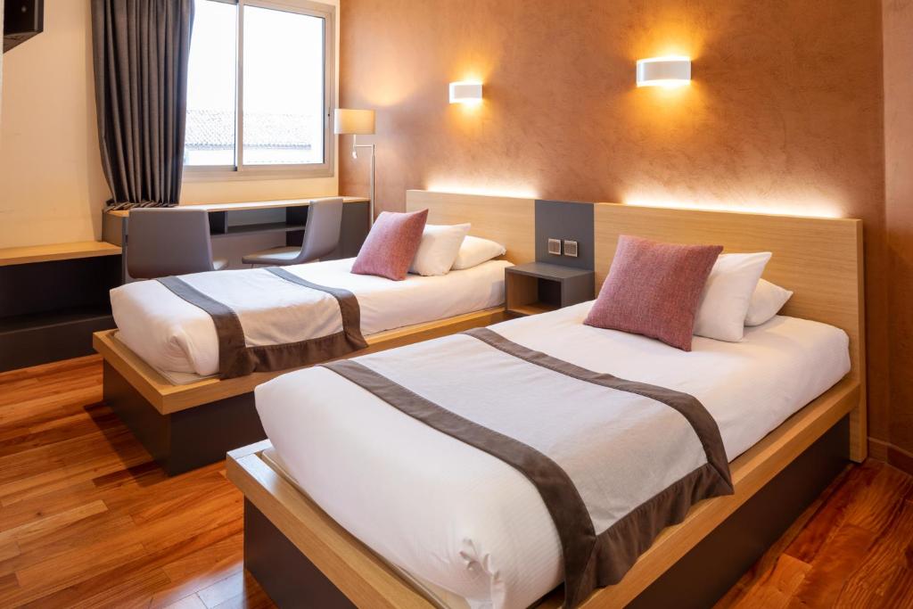 Postel nebo postele na pokoji v ubytování Hotel Du Commerce Spa
