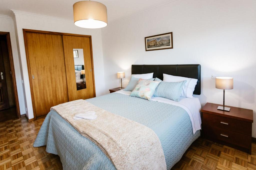 Postel nebo postele na pokoji v ubytování Castle Apartment