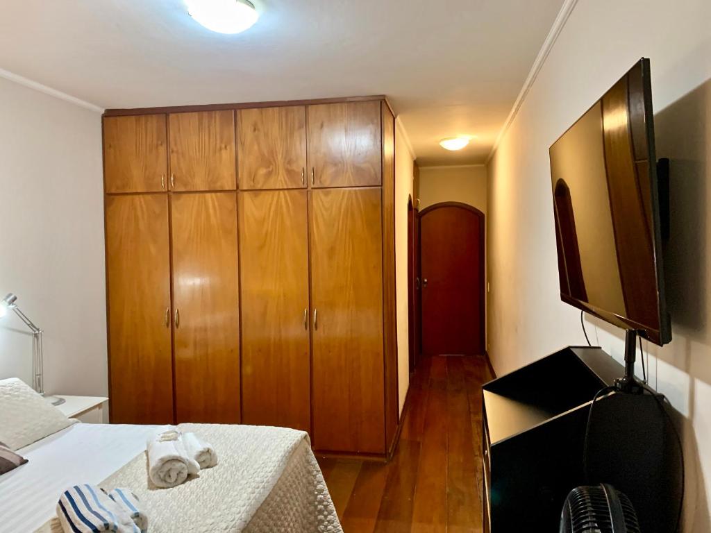  Ampla Suíte grande com Hidro em sobrado grande no meio do Brooklin