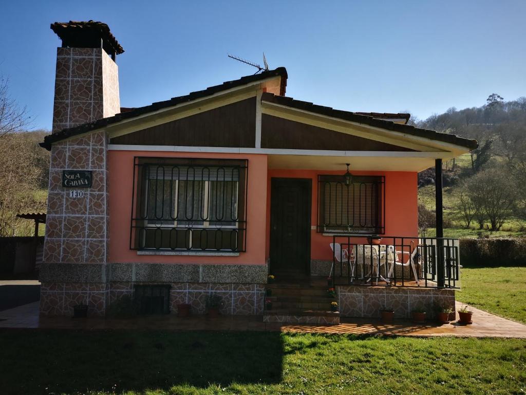 een klein huis met twee stoelen op de veranda bij La Casina in Sevares