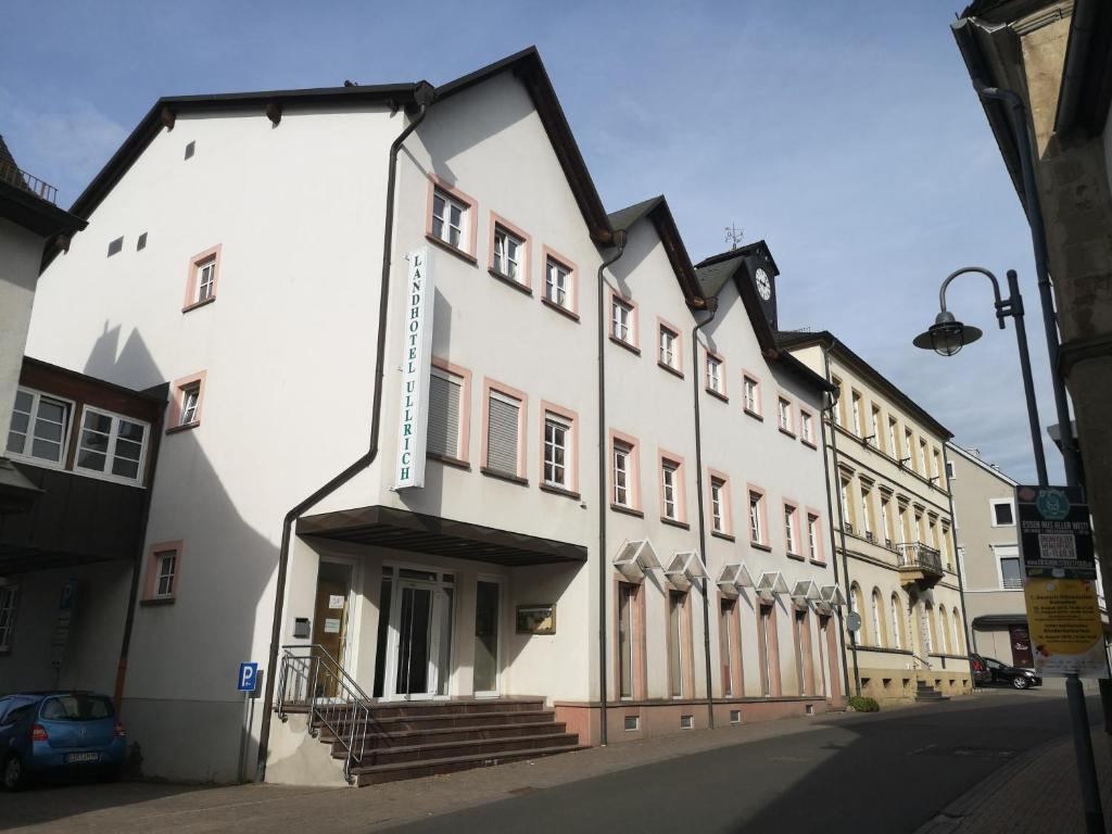 un edificio blanco con techo negro en LandhotelUllrich, en Baumholder