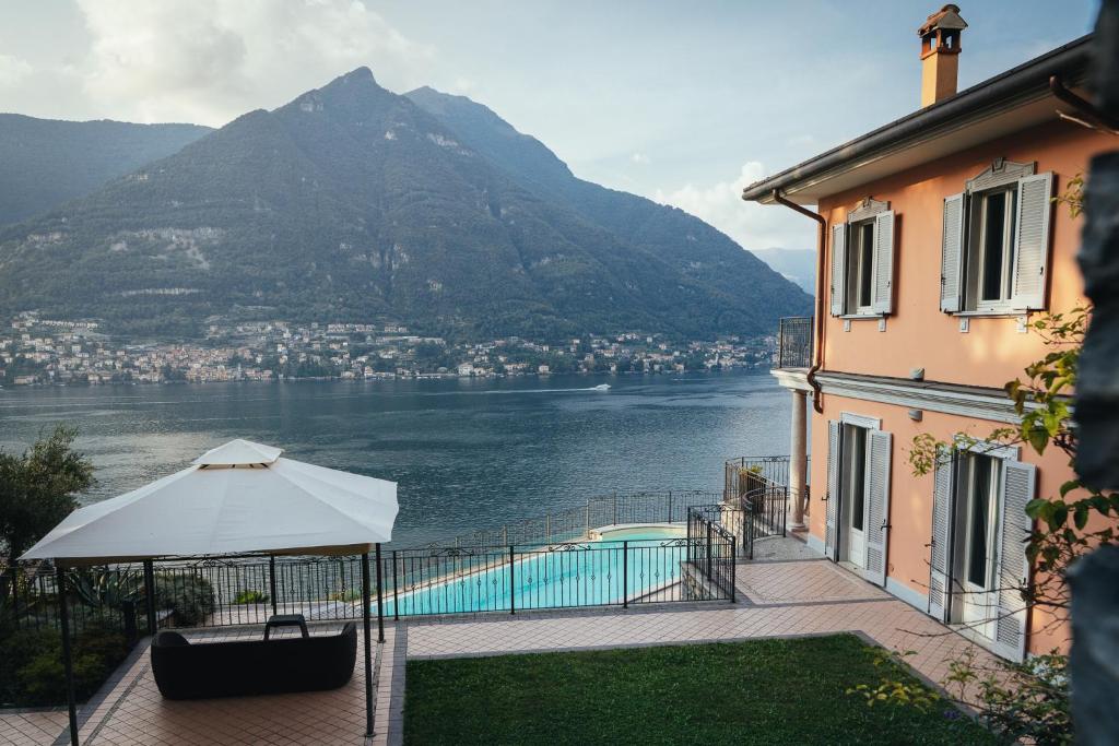 a house with a pool and a view of a mountain at Villa Silver in Faggeto Lario 