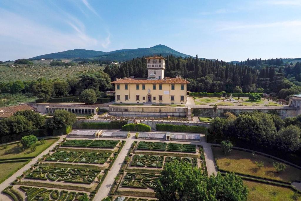 widok z lotu ptaka na budynek z ogrodem w obiekcie appartamento Firenze Careggi we Florencji