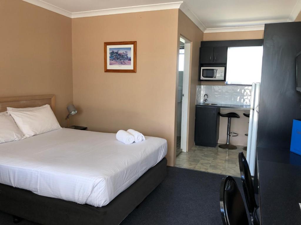 Una cama o camas en una habitación de Hervey Bay Motel