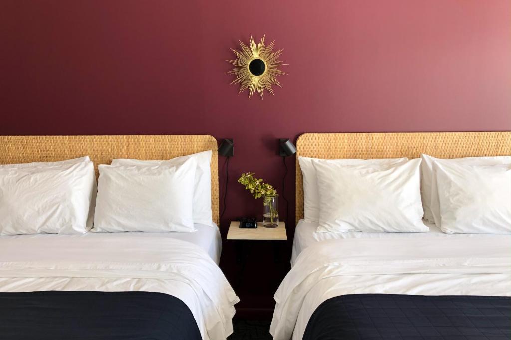 Llit o llits en una habitació de The Nomad Motel - International Falls, MN - Near Canadian Border