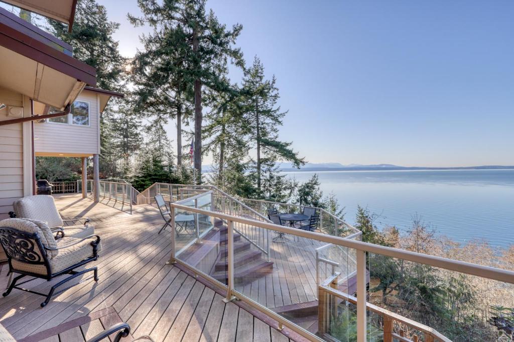 a deck with chairs and a view of the water at Seascape Lodge in Freeland