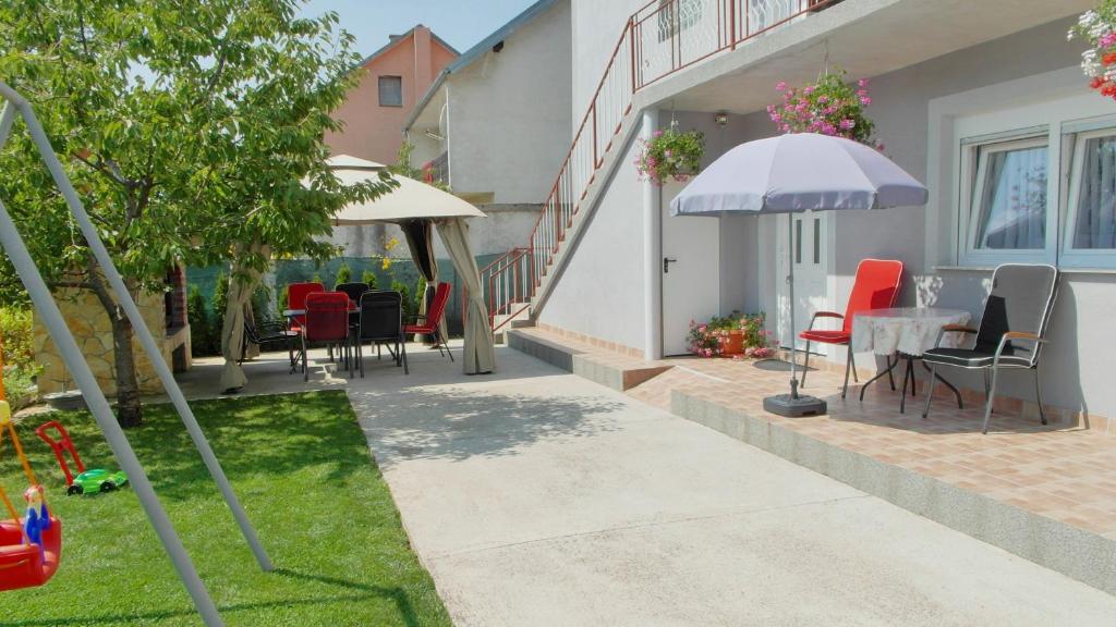 Vonkajšia záhrada v ubytovaní Apartment Tina Gračac
