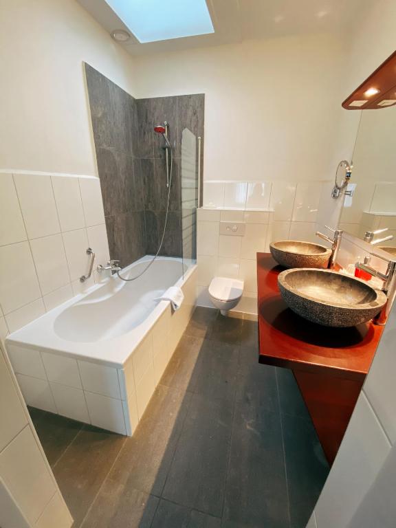 Koupelna v ubytování Apollo Hotel