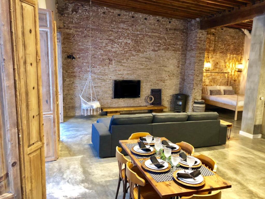 a living room with a table and a couch at Casa Poeta Pelayo in Cartagena