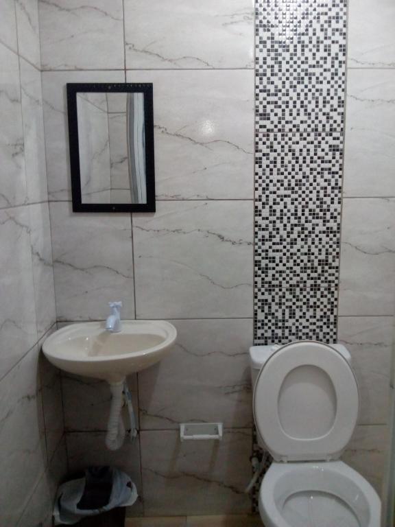  Casa amarela com piscina