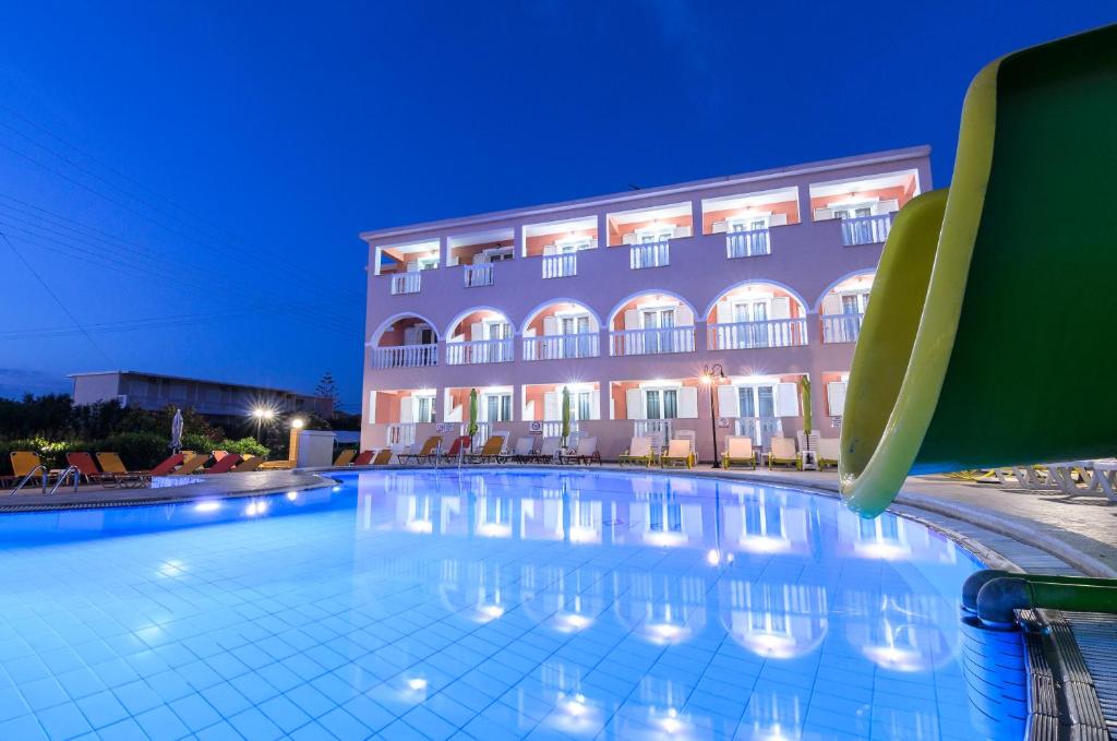 Bazén v ubytování Savvas-Deval Hotel nebo v jeho okolí