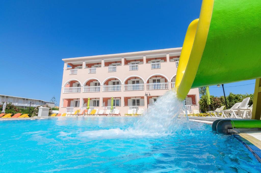 Bazén v ubytování Savvas-Deval Hotel nebo v jeho okolí