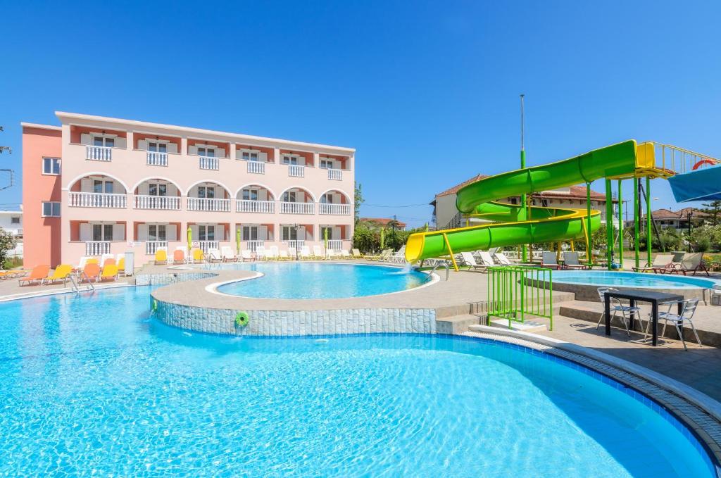 Bazén v ubytování Savvas-Deval Hotel nebo v jeho okolí