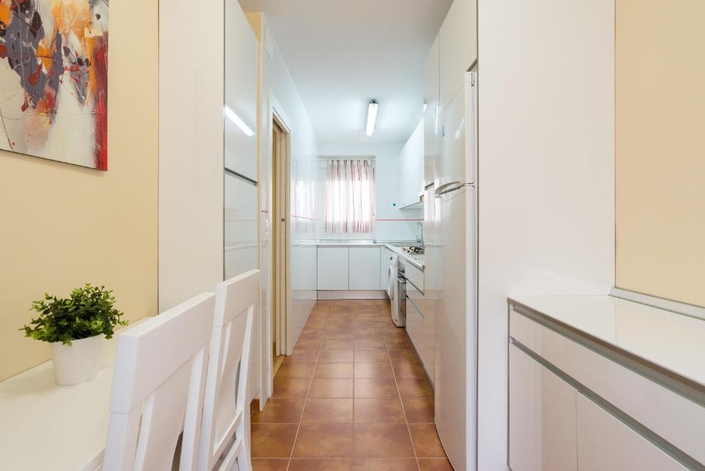 Kuchnia lub aneks kuchenny w obiekcie Alferez II by ELE Apartments
