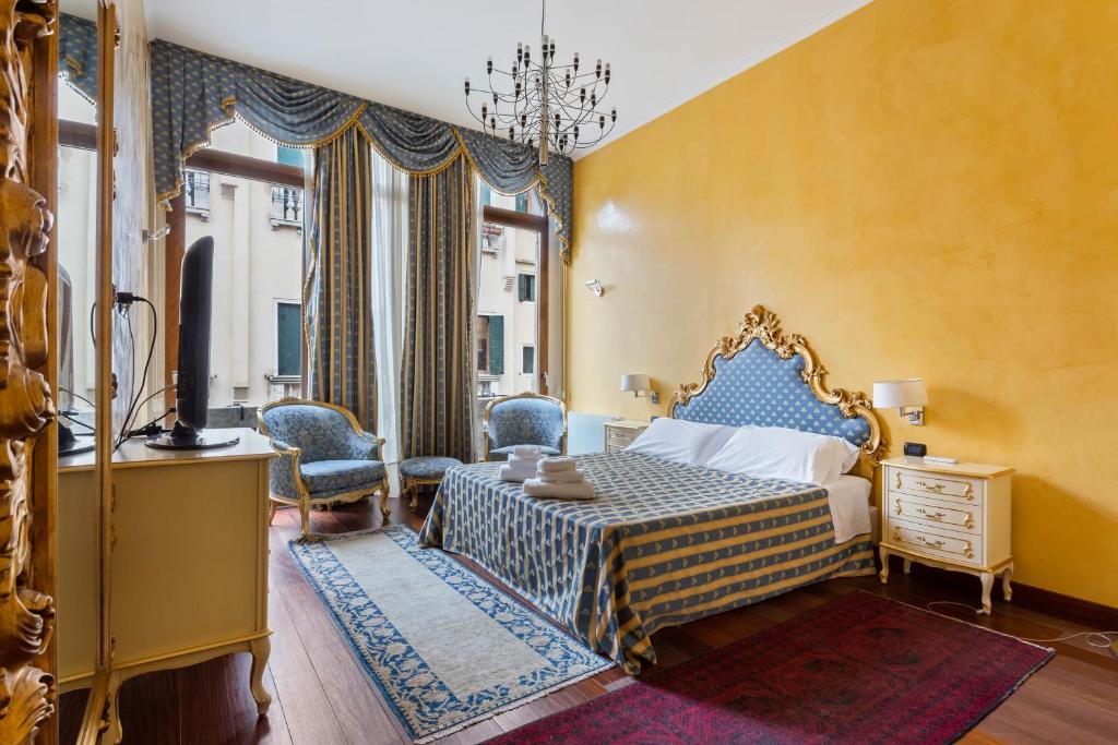 Postel nebo postele na pokoji v ubytování Venice Top Apartments and Rooms San Marco 2442-A