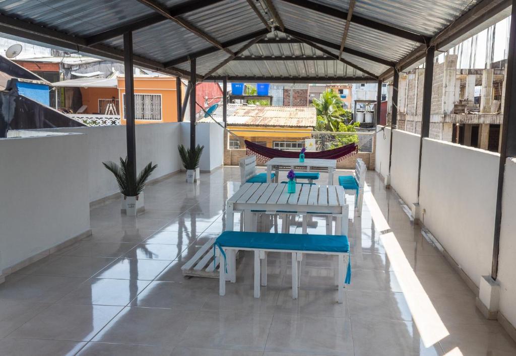 eine Terrasse mit Tischen und Bänken in einem Gebäude in der Unterkunft Apartamento amoblado in Quibdó