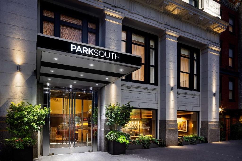 una tienda frente a un parque del edificio sur en Park South Hotel, part of JdV by Hyatt en Nueva York