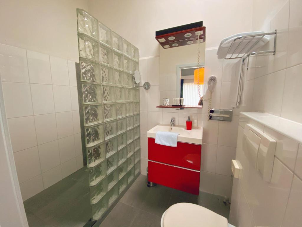 Koupelna v ubytování Apollo Hotel