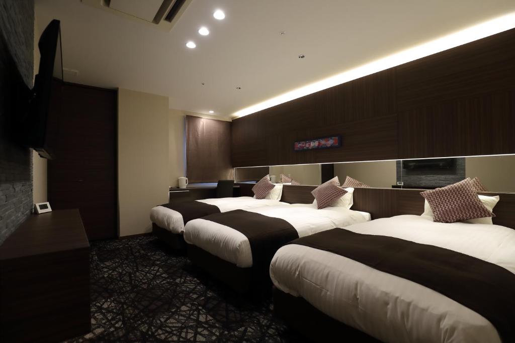 Postel nebo postele na pokoji v ubytování Osaka Teikoku Hotel