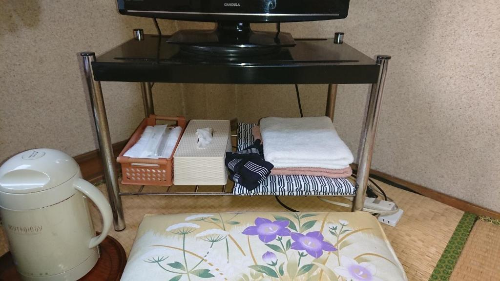 TV a/nebo společenská místnost v ubytování Kasuga Ryokan