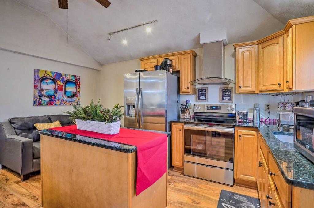 eine Küche mit einem Kühlschrank und einer Arbeitsplatte in der Unterkunft Charming Boston Area Home Less Than 1 Mi to Revere Beach! in Revere