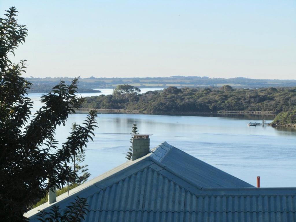 uma vista para um rio a partir de um telhado de um edifício em Bonnie View - a wonderful view up the river Experience Augusta em Augusta