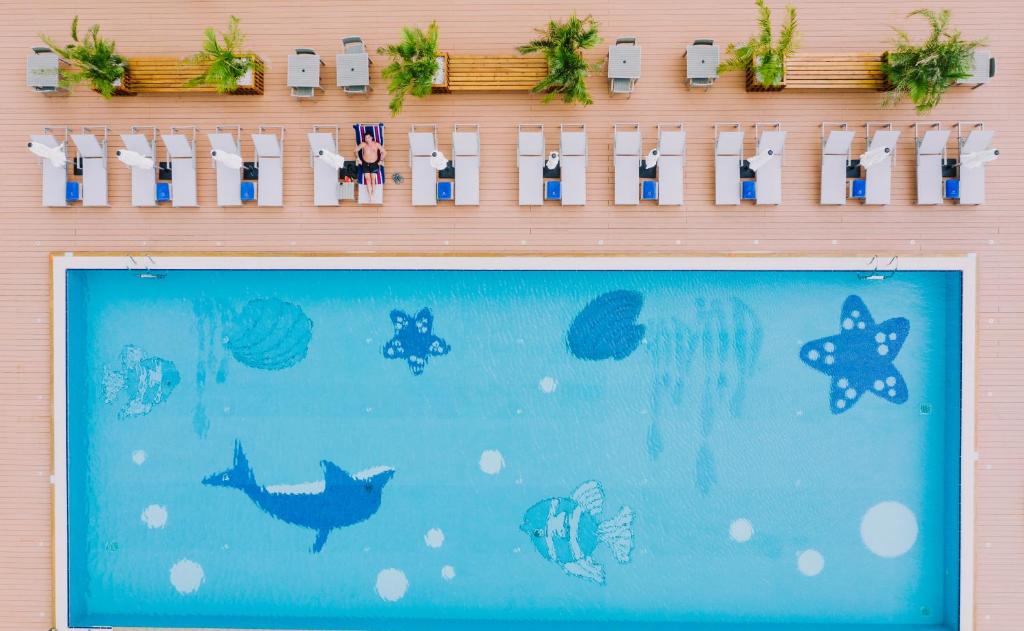 een muur met een bord met walvissen en vissen bij Nalagi Hotel in Nadi
