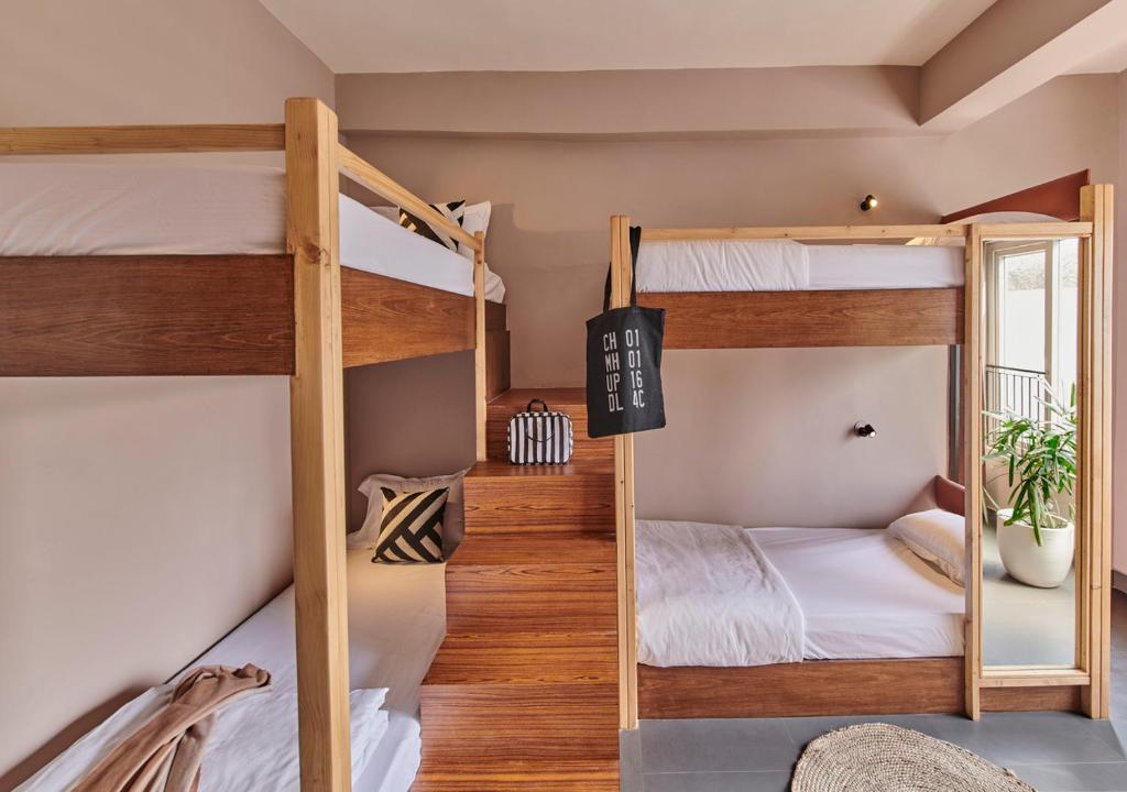 Postel nebo postele na pokoji v ubytování Minimalist Poshtel & Suites