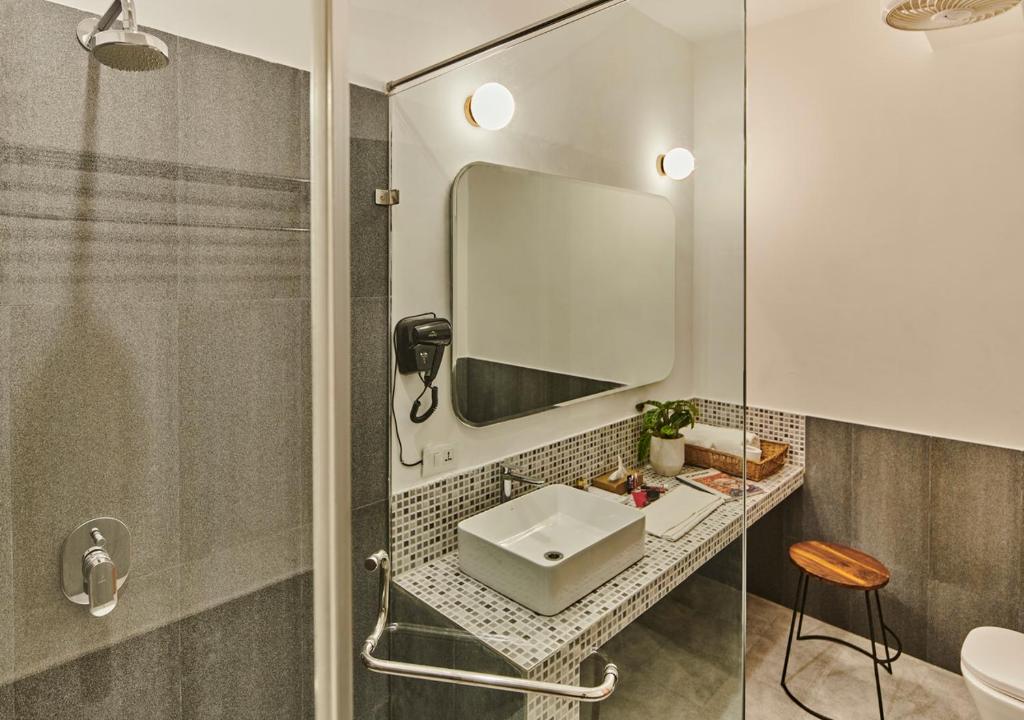 Koupelna v ubytování Minimalist Poshtel & Suites