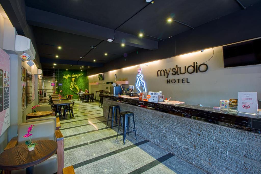 เลานจ์หรือบาร์ของ My Studio Hotel Juanda Airport Surabaya