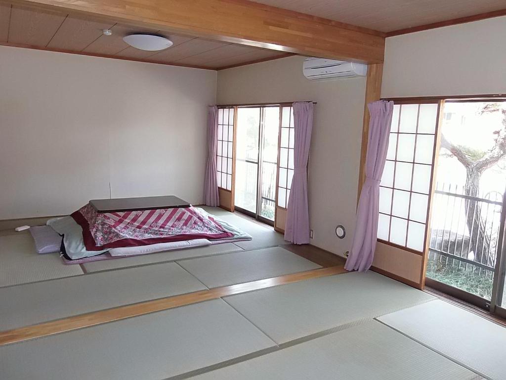 Postel nebo postele na pokoji v ubytování 布引観音温泉