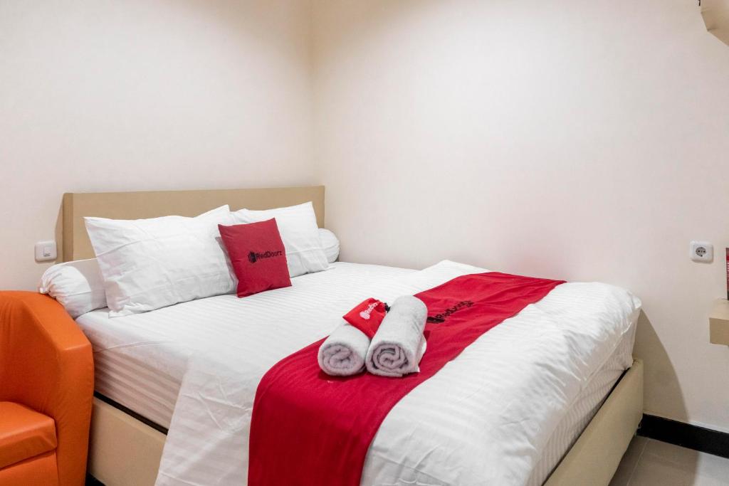 Postel nebo postele na pokoji v ubytování RedDoorz Plus near Millenium ICT Centre Medan 2