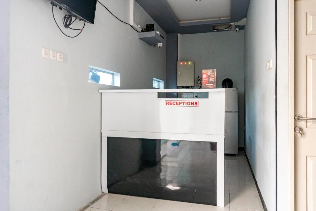 Kuchyň nebo kuchyňský kout v ubytování RedDoorz Plus near Millenium ICT Centre Medan 2
