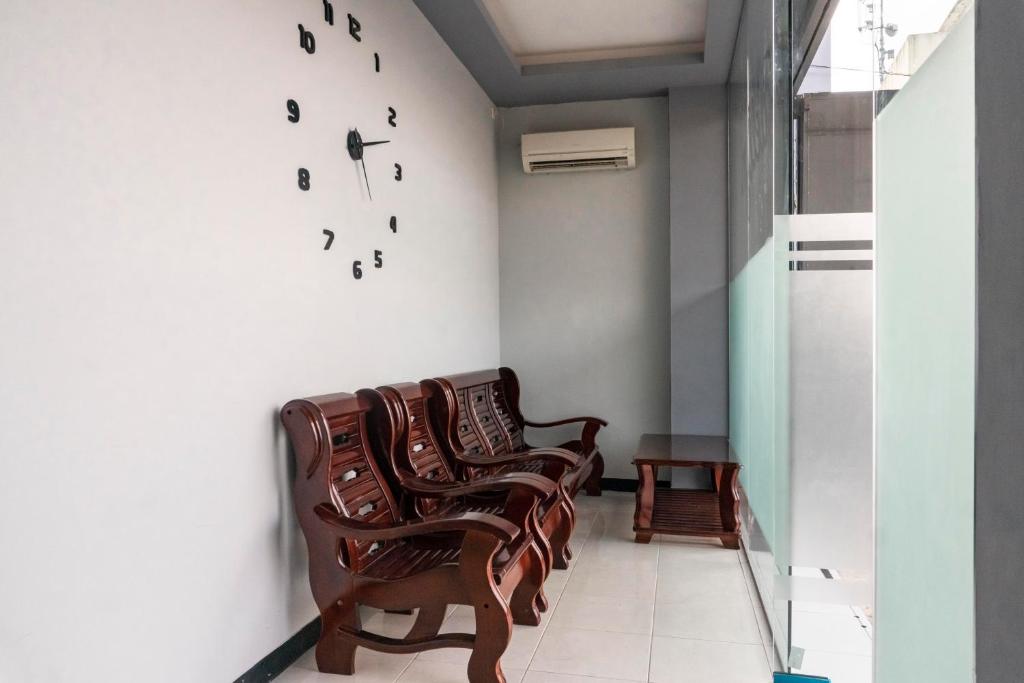 Posezení v ubytování RedDoorz Plus near Millenium ICT Centre Medan 2