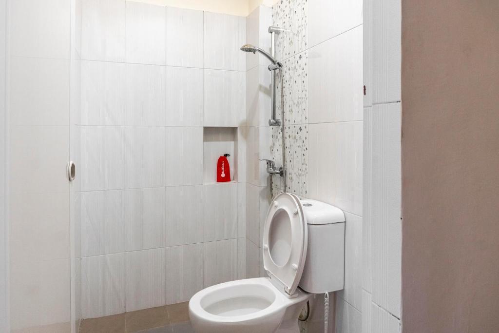 Koupelna v ubytování RedDoorz Plus near Millenium ICT Centre Medan 2