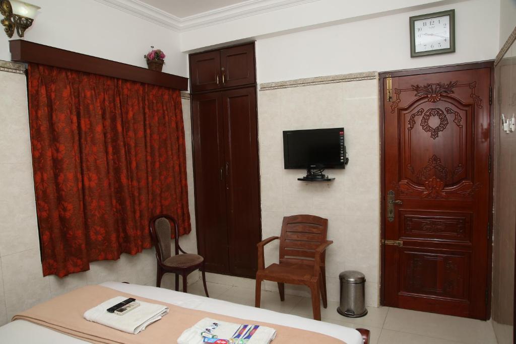 TV a/nebo společenská místnost v ubytování Grand View Residency Chennai