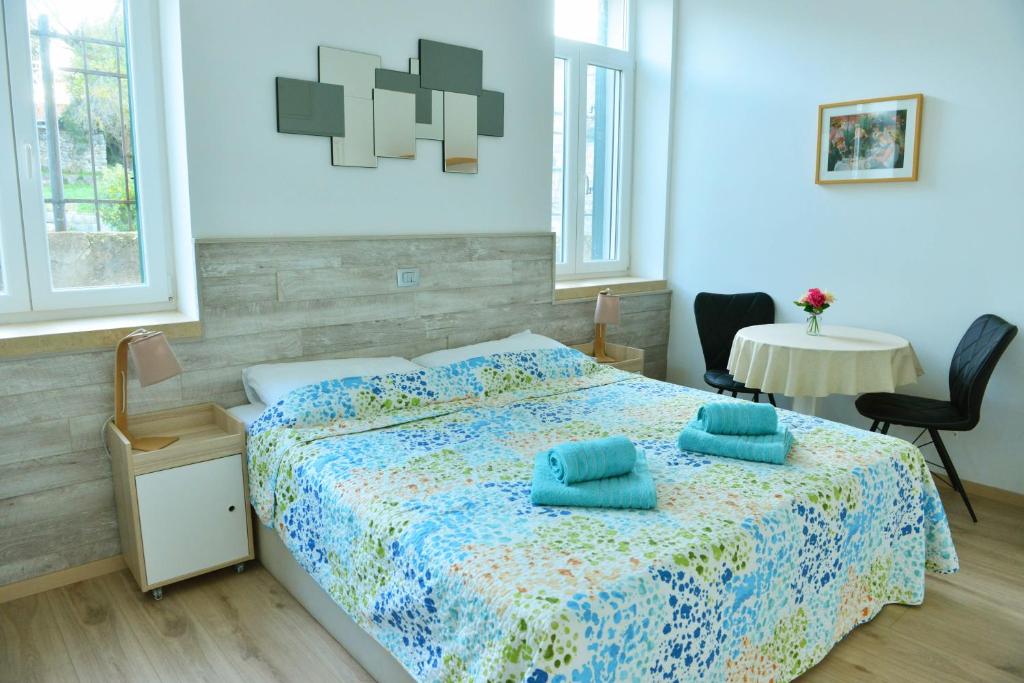 Posteľ alebo postele v izbe v ubytovaní En-suite Rose on Rokova Street - 5 min Walk to the Old Town of Split