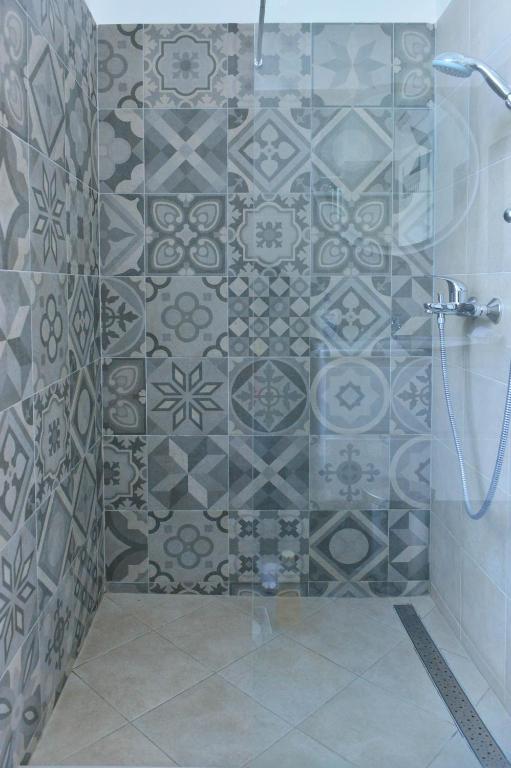 Kúpeľňa v ubytovaní En-suite Rose on Rokova Street - 5 min Walk to the Old Town of Split