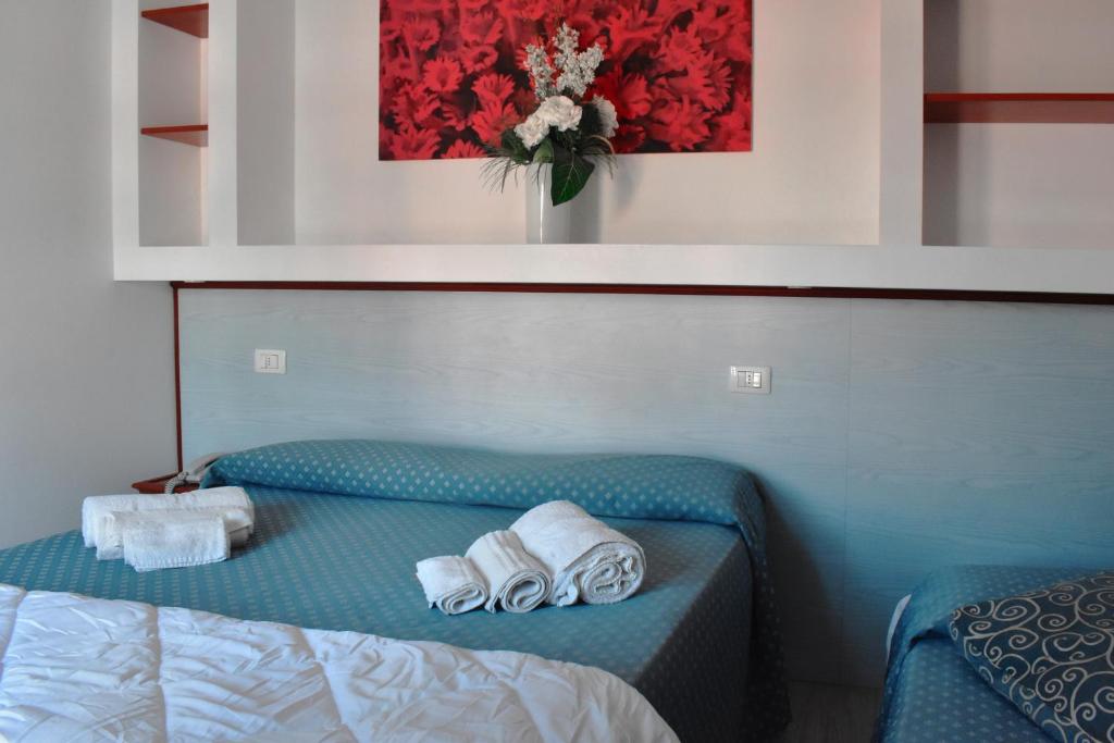 Postel nebo postele na pokoji v ubytování Hotel Brienz