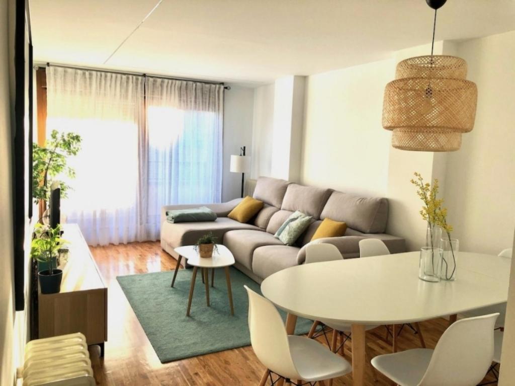 a living room with a couch and a table at Apartamento Turístico El Enclave in Olite