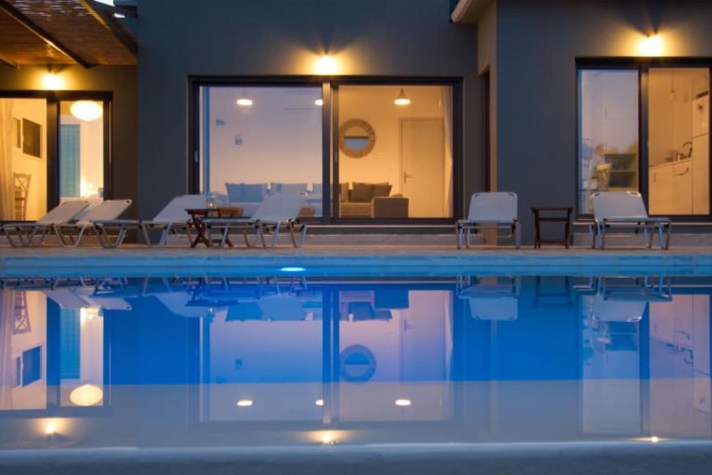 Bazén v ubytování Villa Atokos nebo v jeho okolí