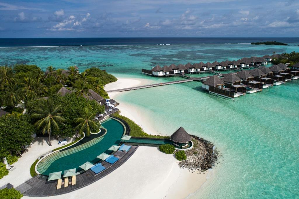 Four Seasons Resort Maldives at Kuda Huraa في نورث ماليه آتول: إطلالة جوية على الشاطئ في منتجع بامتياز بونتا كانا