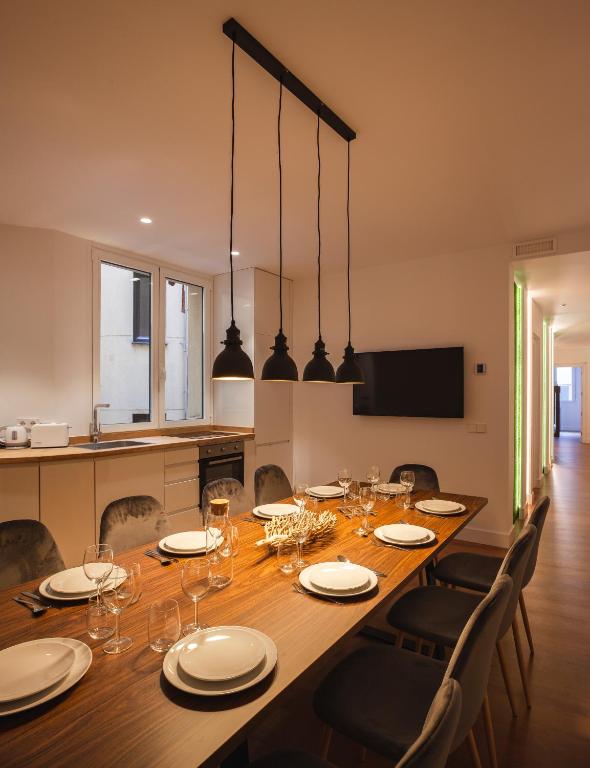 un comedor con una mesa larga y sillas en Modern Apartment Gran Via IV Renovated 5BR 5BH, en Madrid